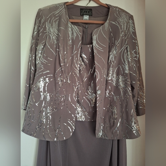 Lovely taupe evening gown with matching jacket - Picture 2 of 4